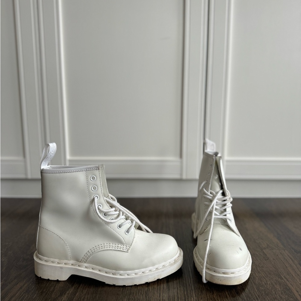 White Dr Martens size, UK 6, US M 7, US L 8, EU 39
